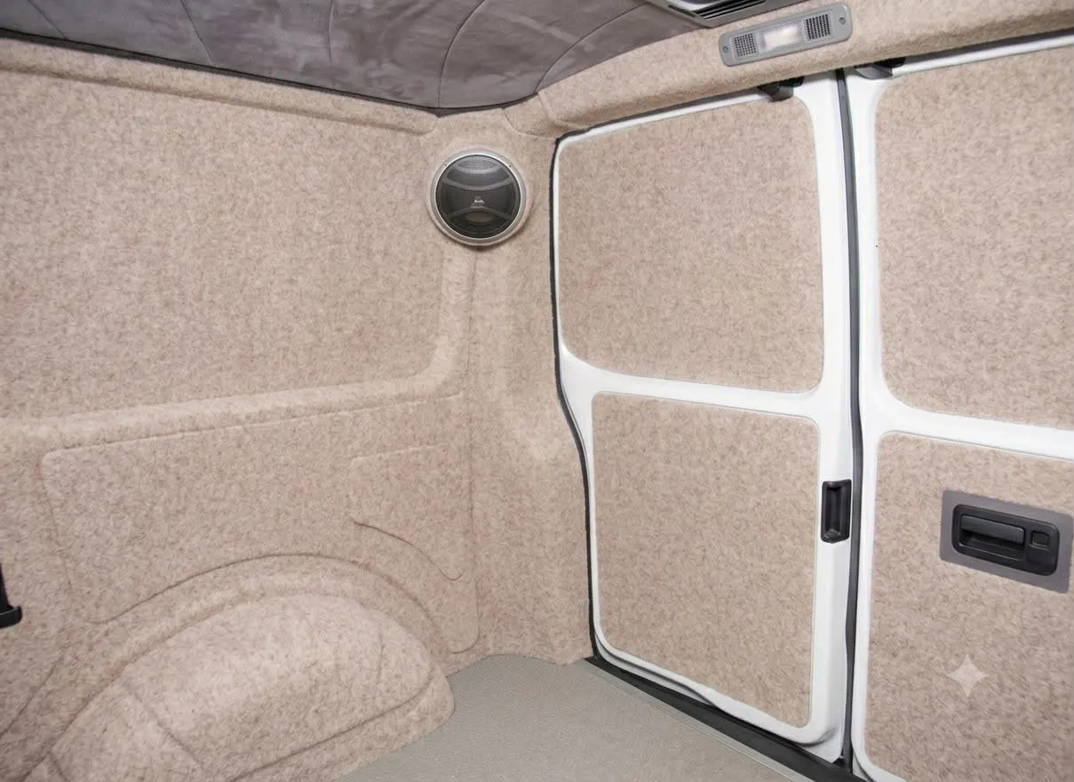 Acabado interior con fieltro en tono claro
